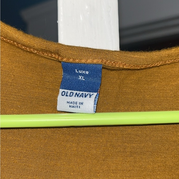Old Navy Mustard Short Sleeve V-Neck Top - Picture 2 of 3